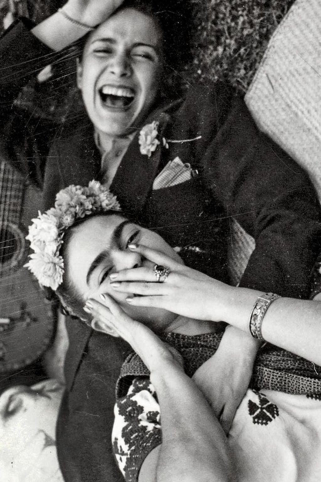 Chavela en una risueña foto junto a Frida. 