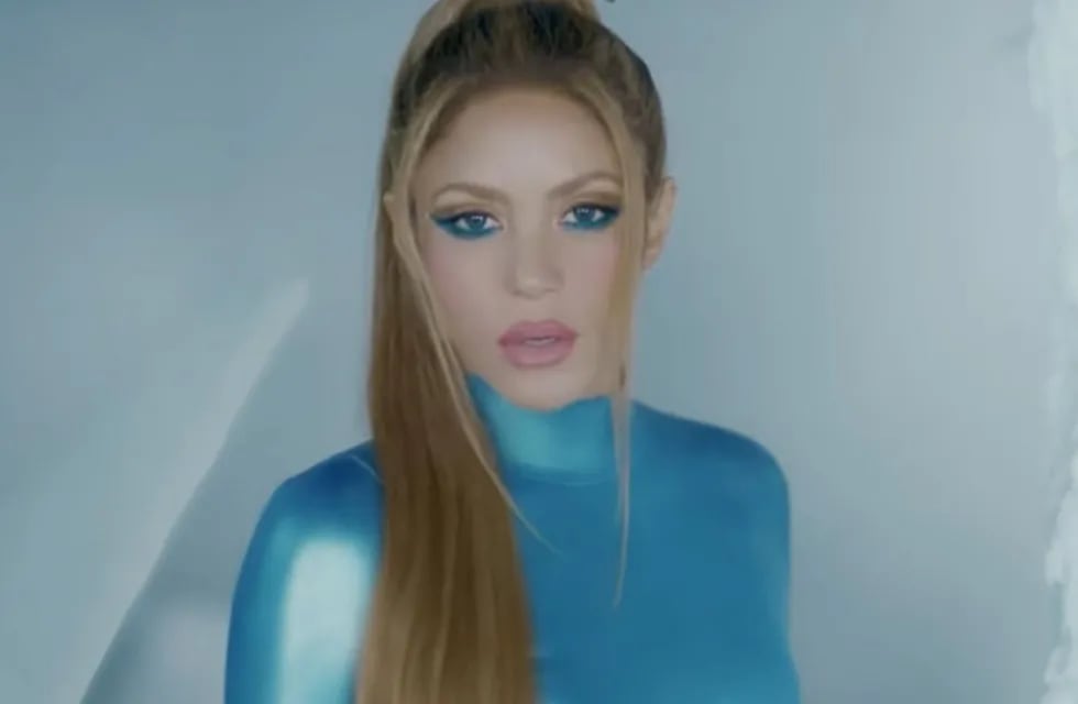 Shakira cautivó con su look en su último video.