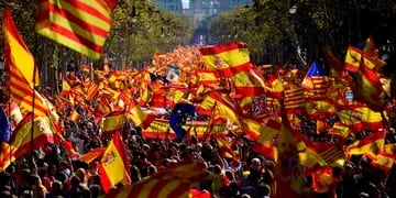 "Todos somos Cataluña" es el lema de esta gran convocatoria que contó con cánticos y banderas españolas y catalanas.