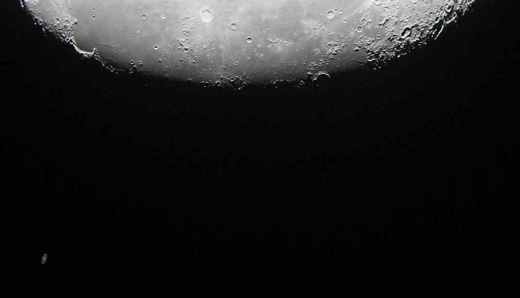 Saturno (esquina inferior izquierda) aparece detrás de la Luna. Foto: Conrado Kurtz del Planetario de Merlo.