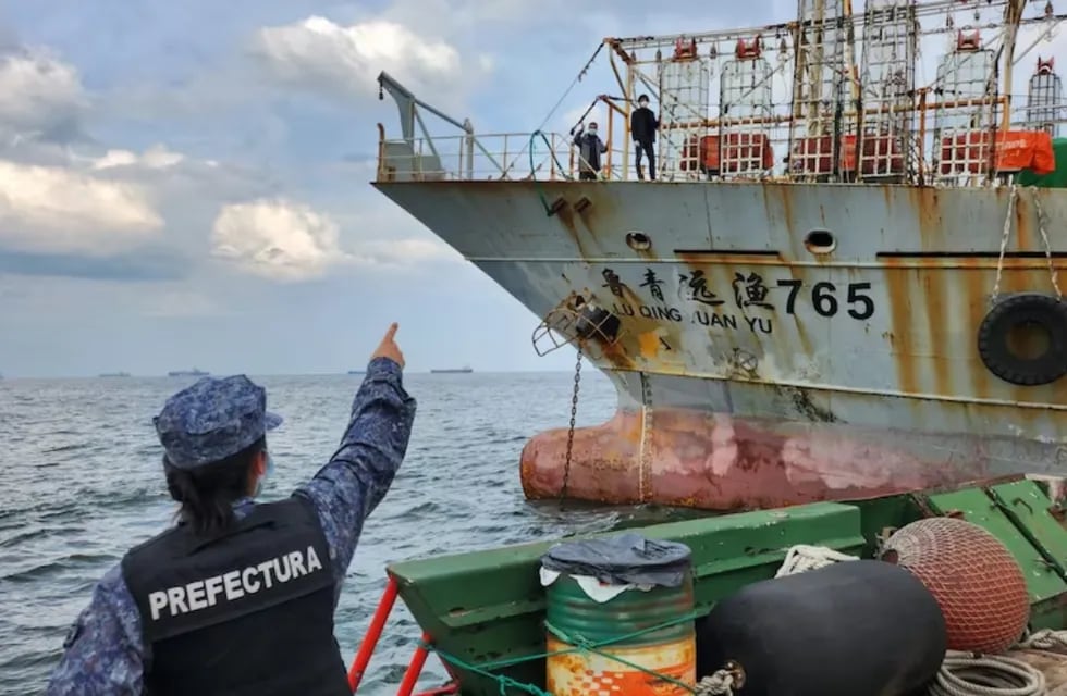 El equipo de Prefectura inspecciona el buque chino - Foto Prefectura