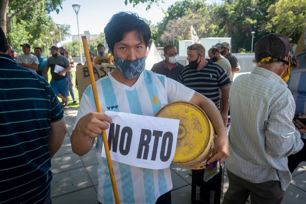Productores de distintos departamentos protestaron frente a casa de Gobierno en contra de la RTO. Foto: Ignacio Blanco / Los Andes