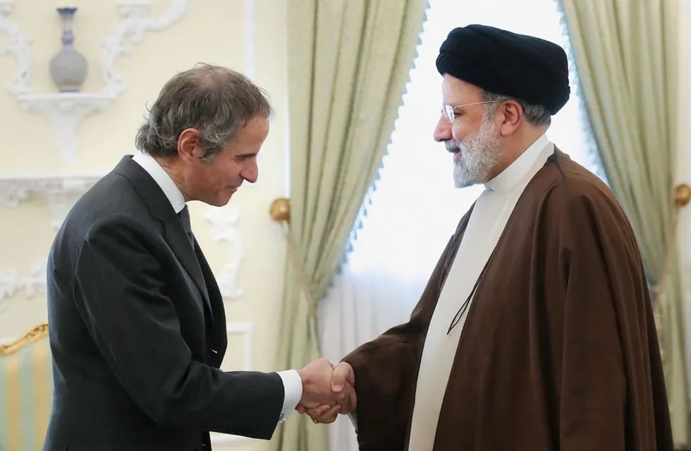 El director del OIEA, Rafael Grossi, saluda al presidente de Irán, Ebrahim Raisi, durante una visita a Teherán en una imagen de archivo.