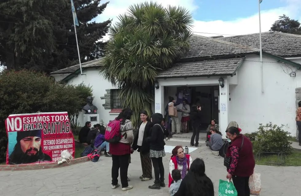Miembros de la Resistencia Ancestral Mapuche ocuparon el municipio de El Bolsón