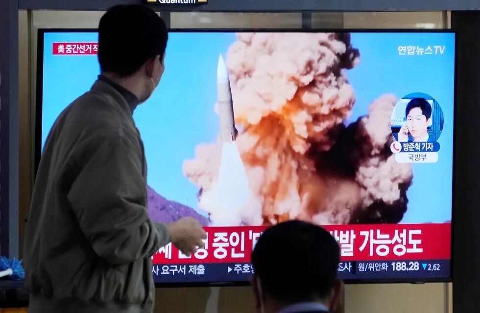 Canal de TV al mostrar una imagen de archivo del lanzamiento de un misil de Corea del Norte. (Archivo)