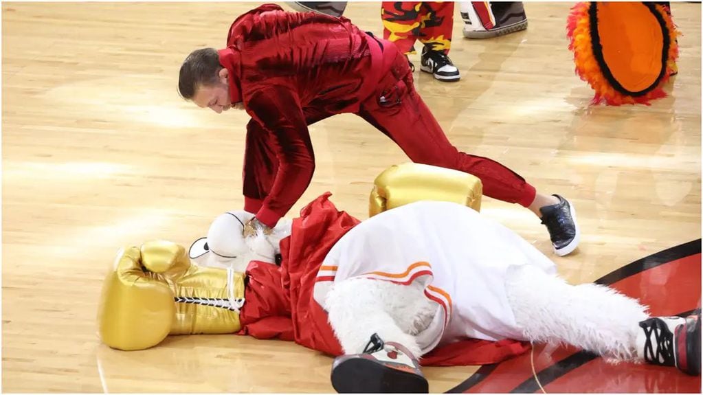 Conor McGregor noqueó de una trompada a la mascota de los Miami Heat. Fuente: Twitter @showmundialshow