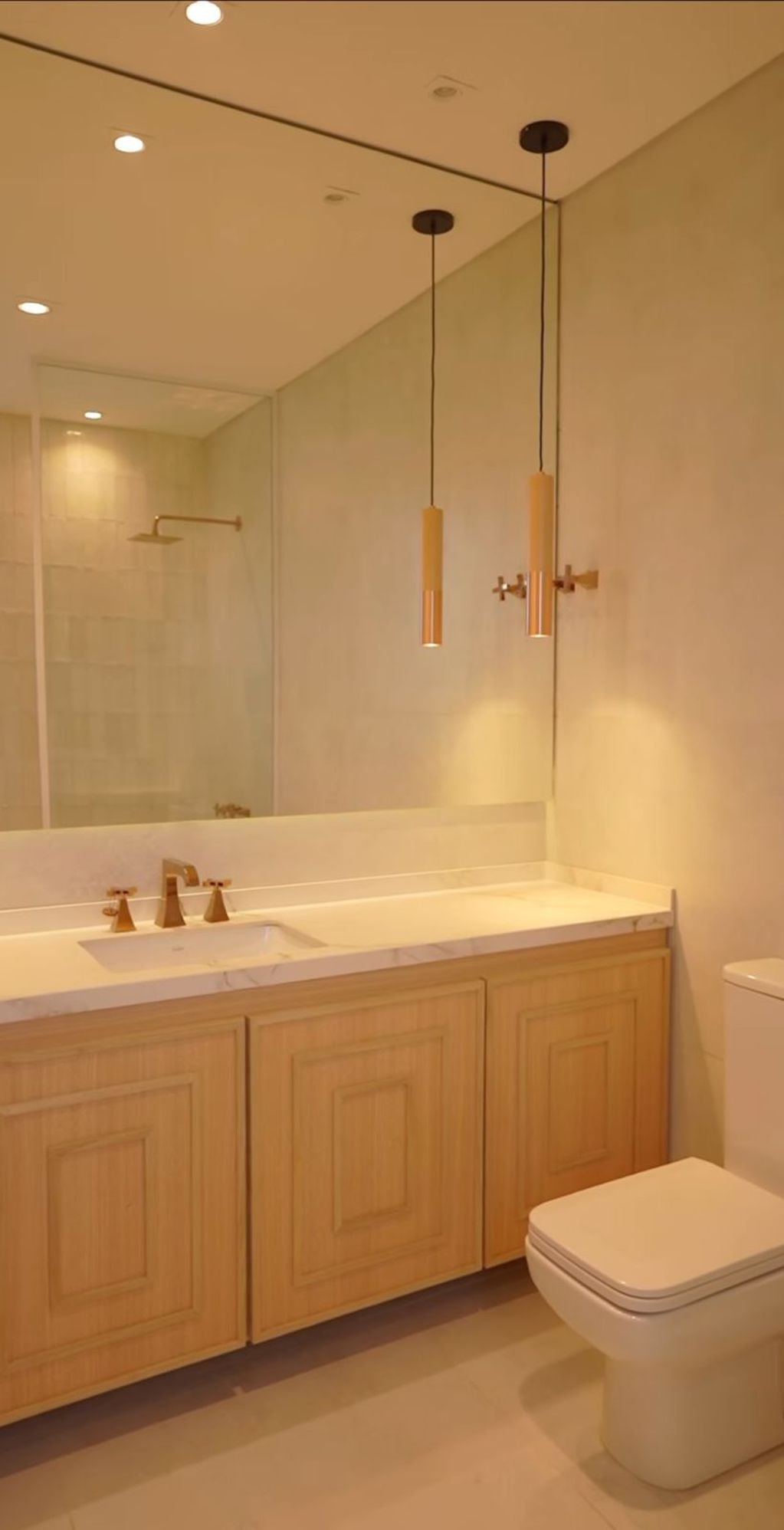 Así son los baños de la nueva casa de Lourdes Sánchez. Captura del video.