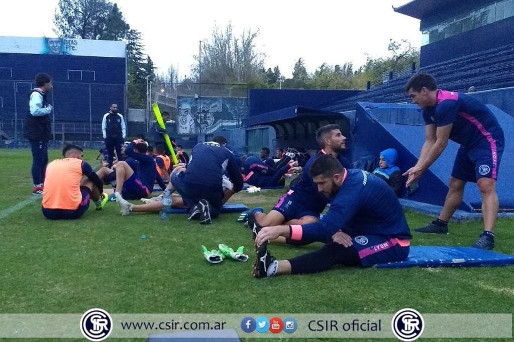 
Referentes. Cristian Aracena y Yair Marín (sentados en primer plano) son pilares del equipo de Gabriel Gómez. Tenemos  | Gentileza / Prensa Independiente Rivadavia
   