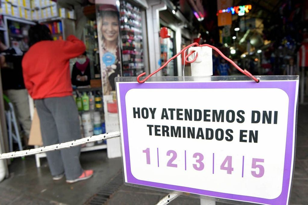 Durante varios meses las compras se podían hacer según la terminación del número de DNI. Foto: Orlando Pelichotti / Los Andes.