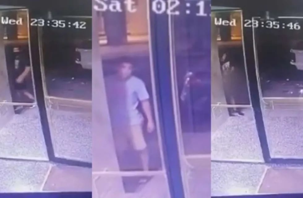 El hombre fue filmado por las cámaras de seguridad del edificio mientras se masturbaba frente a las mujeres. Foto: Captura YouTube.