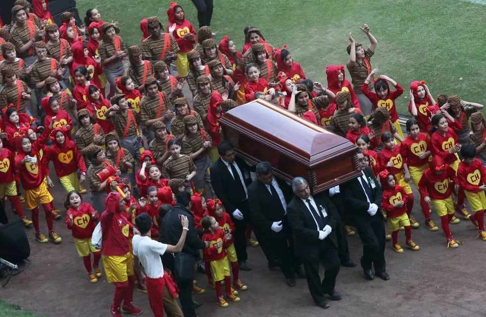  Con un multitudinario funeral en el estadio Azteca, México despidió a Chespirito