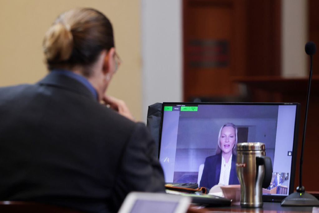 Depp escuchando a Kate Moss, su ex, en el juicio, quien dio su testimonio por videollamada (AP).