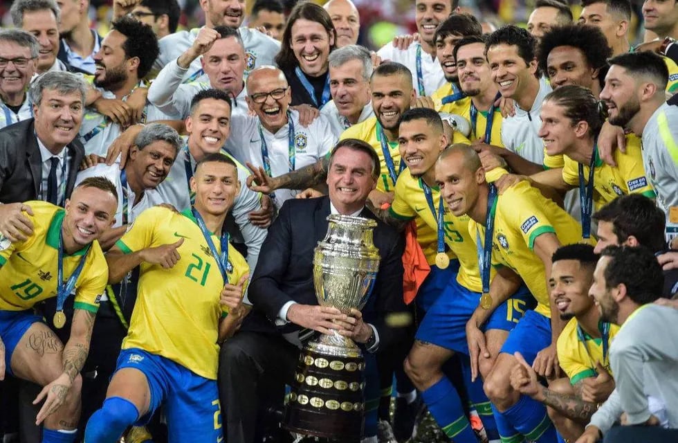 En 2019, Jair Bolsonaro levantó la Copa América junto al plantel de Brasil. / Gentileza.
