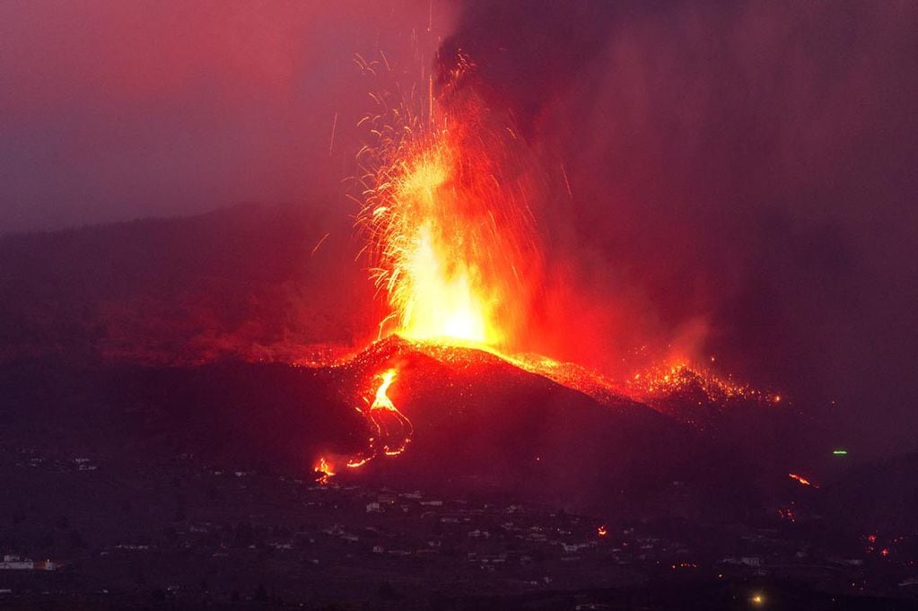 La lava de la erupción de un volcán fluye en la isla de la Palma en las Canaria. (AP)