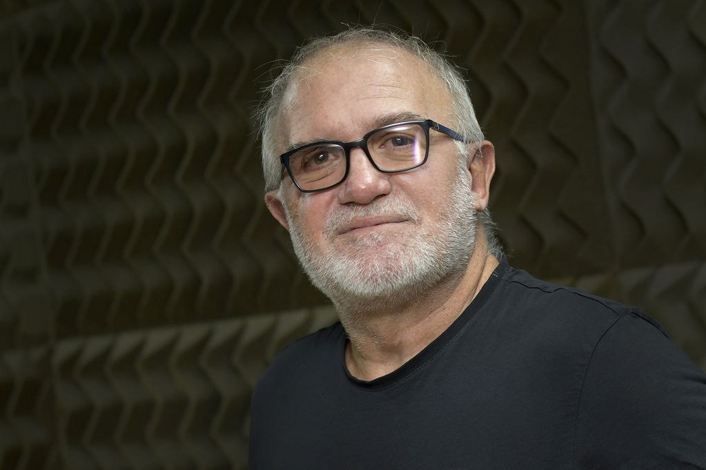 Javier Dellamaggiore locutor de Radio Nihuil, en el programa  Hora Libre
Foto: Orlando Pelichotti