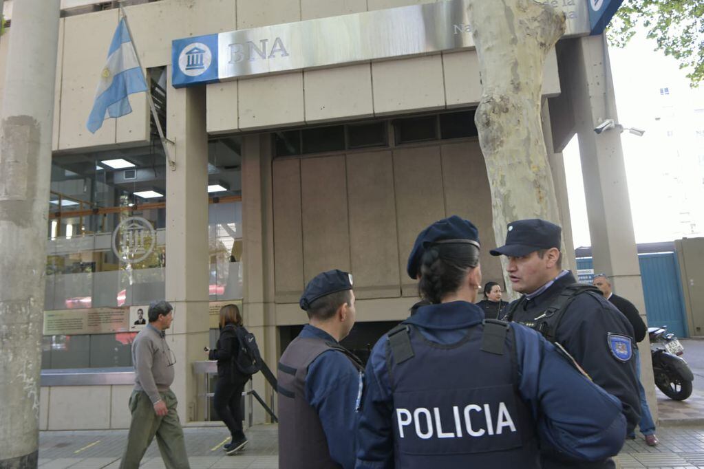 Amenaza de bomba en banco Nación del centro. Orlando Pelichotti / Los Andes