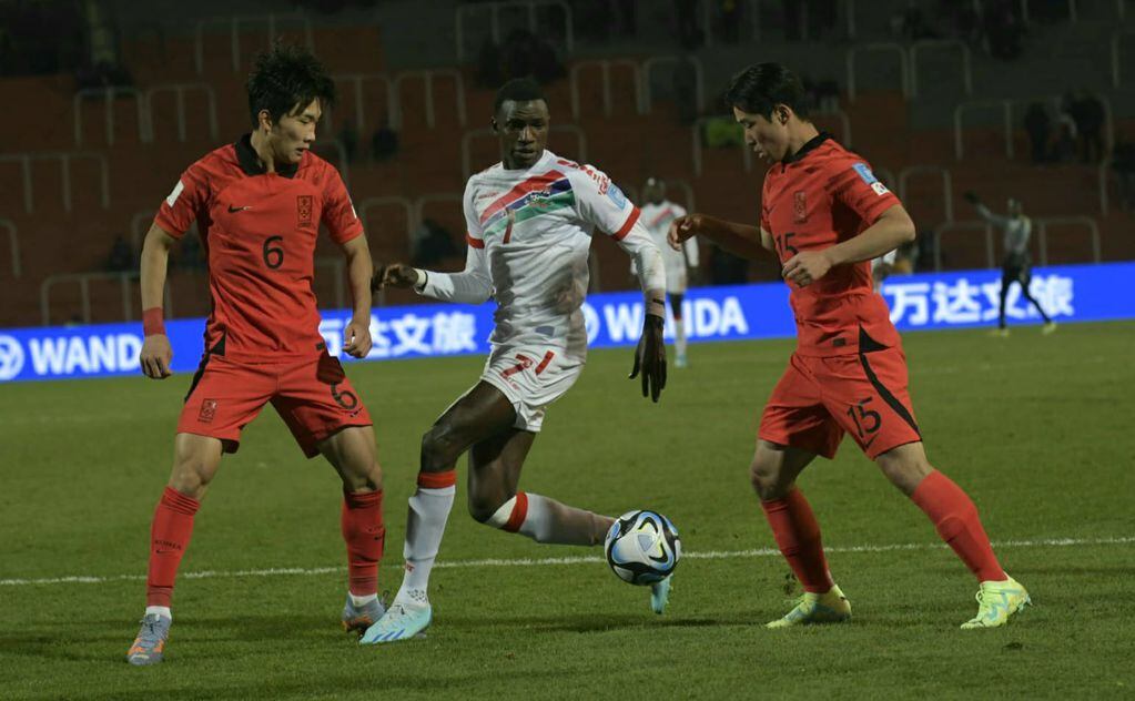 Los dos a octavos de final: Gambia y Corea empataron sin goles y enfrentarán a Uruguay y Ecuador, respectivamente. / Orlando Pelichotti (Los Andes).