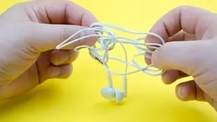 ¿Por qué los cables de los auriculares se enredan todo el tiempo? Esto respondió la inteligencia artificial
