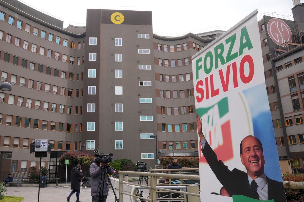"Fuerza Silvio", el mensaje para Berlusconi en el Hospital San Raffaele en Milán. (AP/Antonio Calanni)