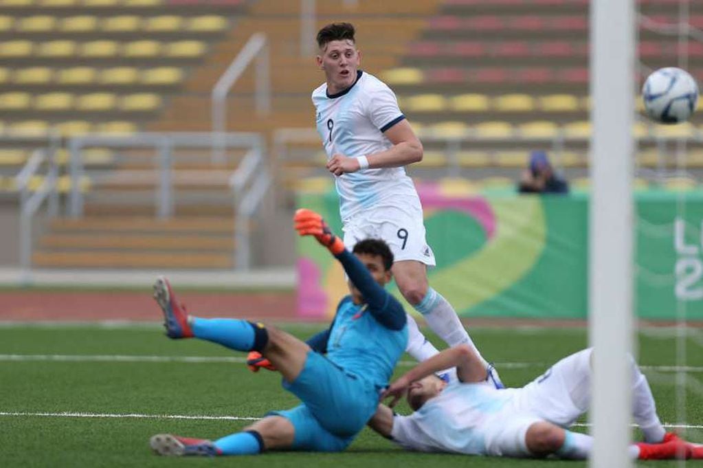 
Foto: AFP | El argentino Adolfo Julián Gaich marca un gol durante el partido contra Ecuador.
   