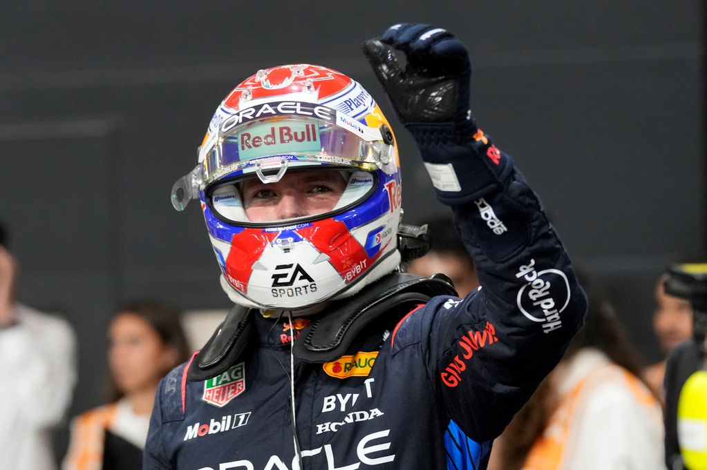 Max Verstappen volvió a ser el mejor en la clasificación y largará primero el Gran Premio de Arabia Saudita este sábado. (AP)