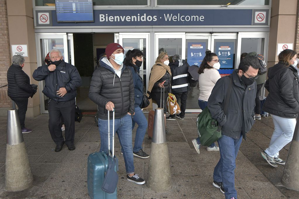 El aeropuerto de Mendoza está habilitado para la llegada y partida de turistas y la vinculación con Chile es exclusivamente por vía aérea. Foto: Orlando Pelichotti / Los Andes.
