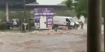 Dramático: un motociclista fue arrastrado por un “río” que se formó en la calle y se salvó de milagro