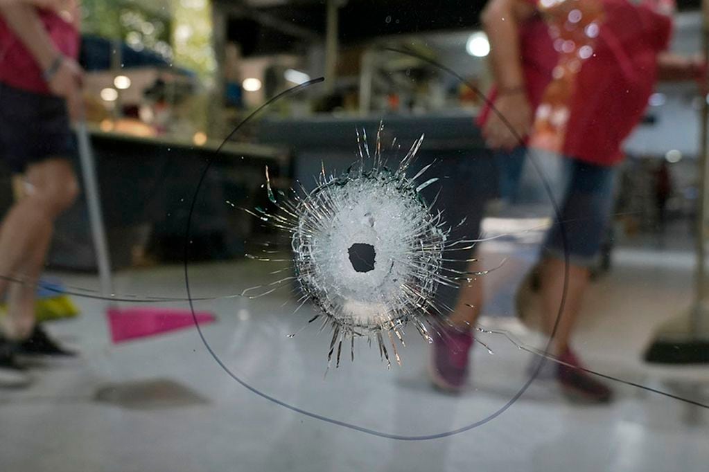 Los impactos en el vidrio del local que traspasaron la persiana. (Gentileza Rosario3)