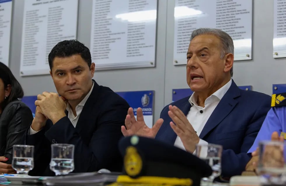 El ministro de Seguridad, Raúl Levrino, explica el presupuesto 2023. Al lado, el diputado Jorge López, presidente de la comisión de Hacienda.