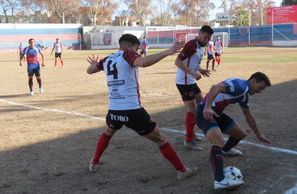 Con todo su oficio, Agustín Sanfilippo cubre el balón ante dos jugadores de Fadep. Talleres es único líder. / Foto: Gentileza Prensa Fadep.