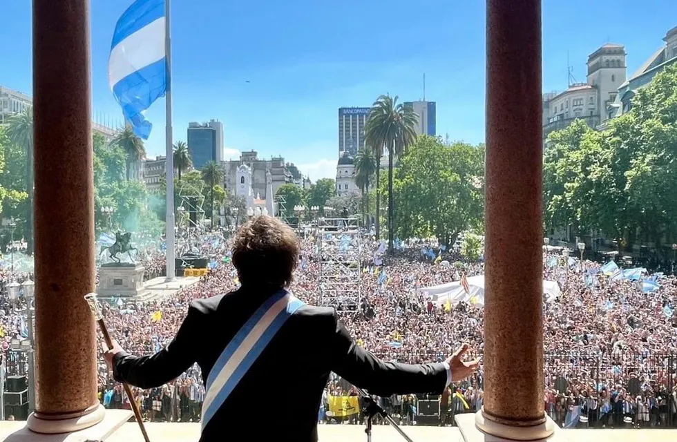 La asunción  de Javier Milei desde el balcón de la Casa Rosada. (Twitter)