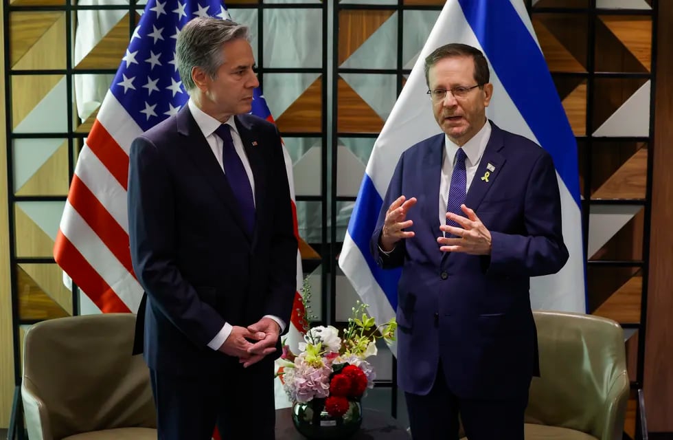 El secretario de Estado de Estados Unidos, Antony Blinken, a la izquierda, y el presidente de Israel, Isaac Herzog, a la derecha, hablan durante su cumbre en Tel Aviv, Israel, el miércoles 1 de mayo de 2024. (Evelyn Hockstein/Pool Foto via AP)