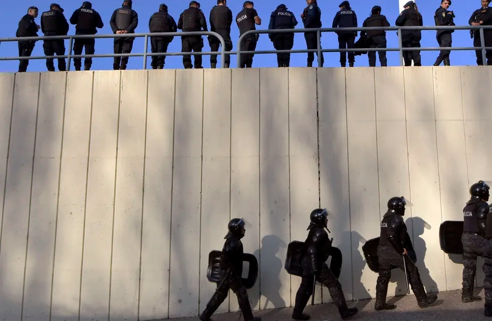 Policía Infantería
La policía se retira del operativo policial en el estadio Malvinas Argentinas

Foto: Orlando Pelichotti / Los Andes