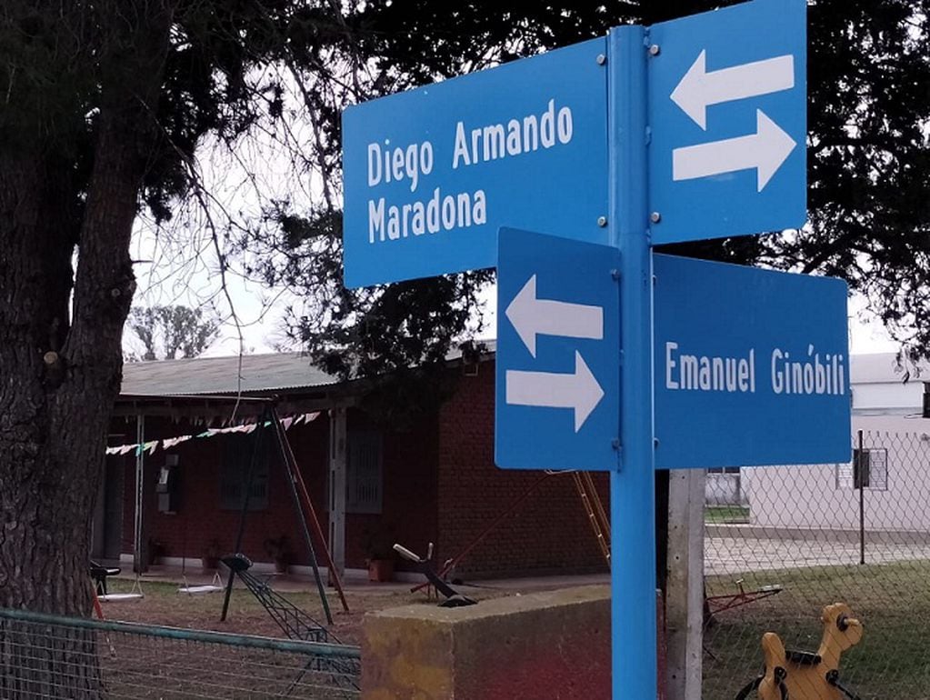 Diego Maradona y Lionel Messi tienen la intersección principal del pueblo.