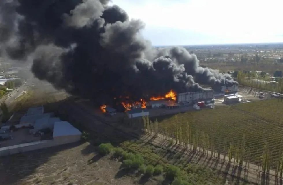 Impresionante incendio destruyó la fábrica de plásticos en San Rafael.