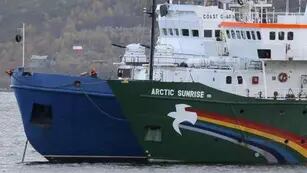 "ARCTIC SUNRISE". El barco de Greenpeace (de color verde), en una imagen del 24 de septiembre último (AP/Archivo).  