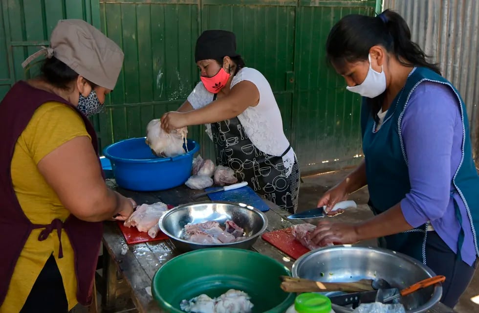Comedor de Juana Mamami en el Barrio Flores Oeste, de Ciudad. Junto a otras vecinas, diariamente preparan comida para 100 personas. Foto: Orlando Pelichotti / Los Andes