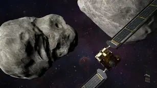 Ilustración que muestra la sonda Dart (en primer plano a la derecha) y el LiciaCube (inferior derecho), en el sistema Didymos antes del impacto con el asteroide Dimorphos, a la izquierda.  (Steve Gribben/Johns Hopkins APL/Nasa vía AP)