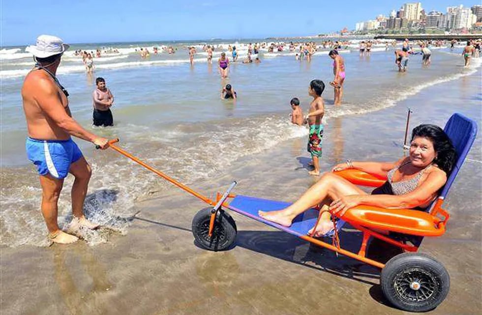 Crean una silla de rueda apta para el mar y la playa 