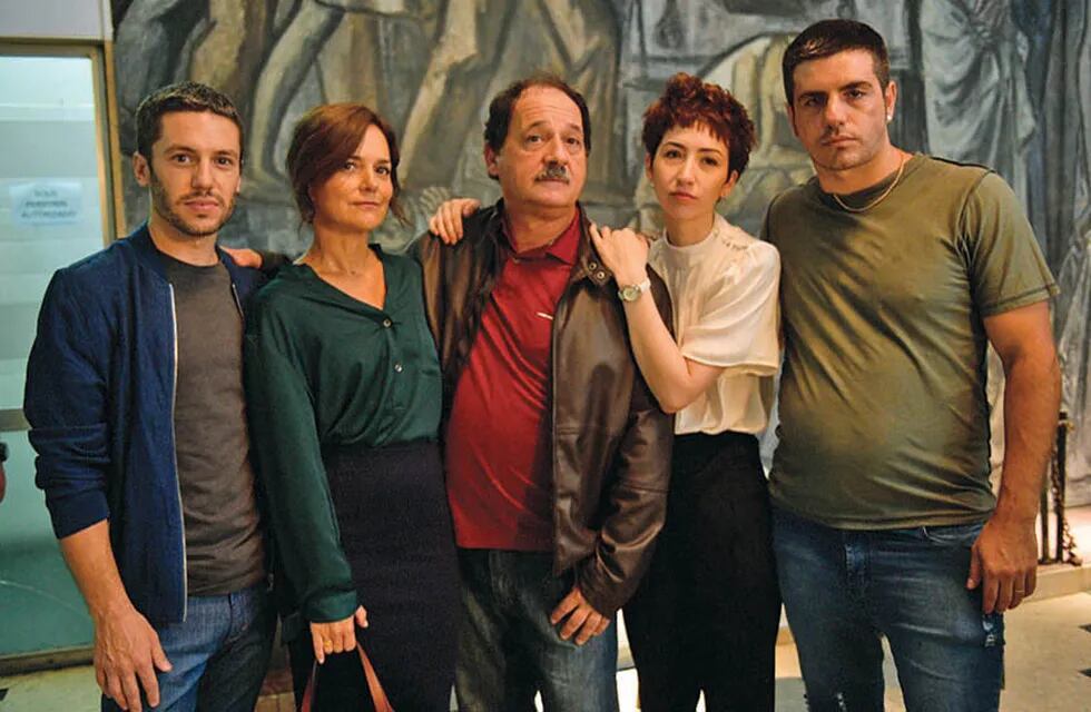 Parte del equipo de actores de "El Tigre Verón", donde Julio Chávez interpreta a un inescrupuloso sindicalista.