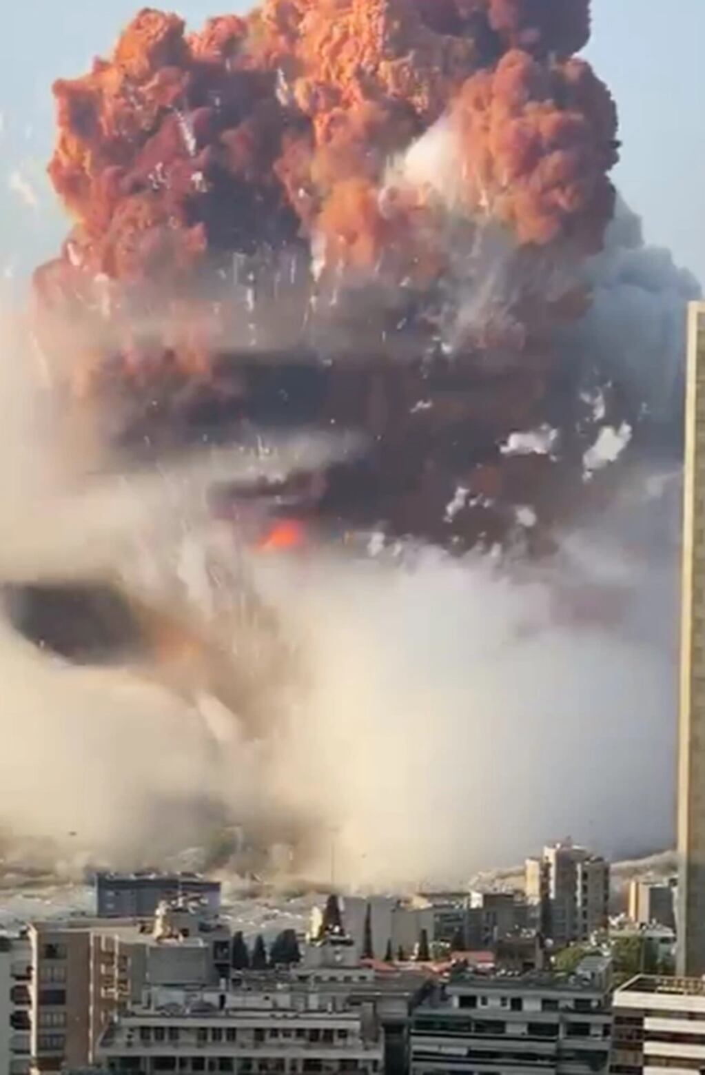 La explosión se debió al almacenamiento en condiciones impropias de más de 2 mil toneladas de material explosivo.