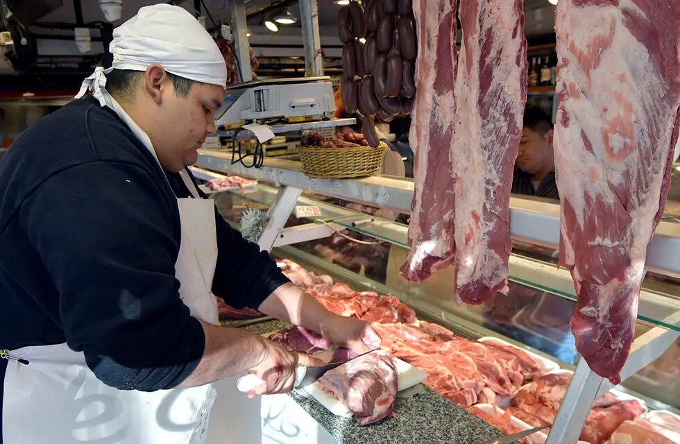 Esta semana aumentaron algunos cortes de carne y no descartan que el lunes que viene se produzca un nuevo aumento. Foto: Orlando Pelichotti / Los Andes