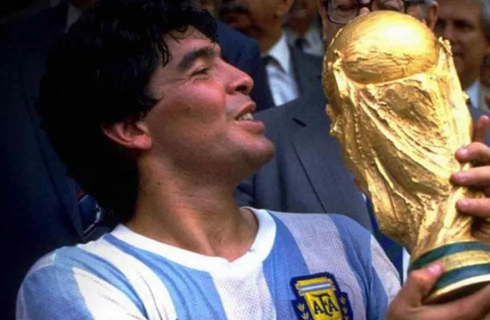 Diego Maradona con la Copa del Mundo en México 1986 (Foto: AP / Archivo).