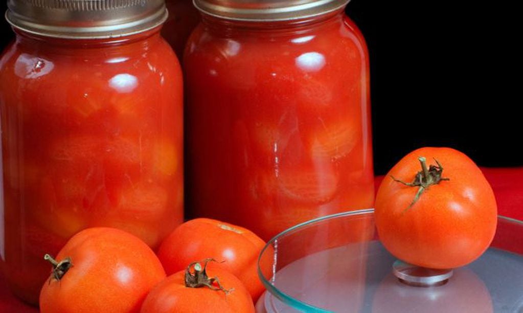 Para aprovechar el precio y la calidad de los tomates, nada mejor que cocinar salsa casera o en trozos para disfrutarlos todos el año.