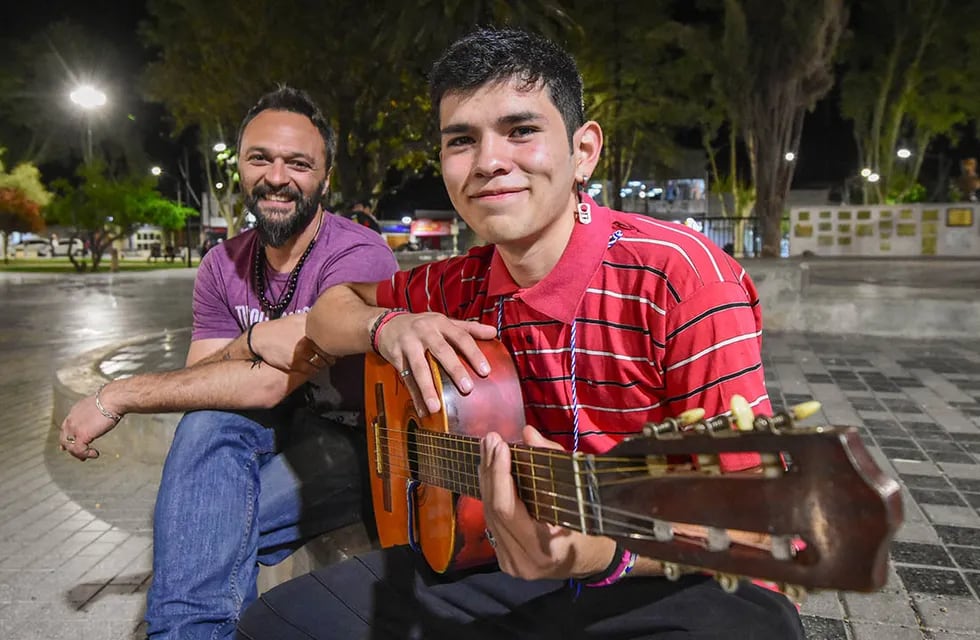 Gabriel repara instrumentos y da clases de música. Su alumno Joel conserva la guitarra que le regaló y canta “a la gorra”. Foto: Mariana Villa / Los Andes