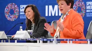 Julie Kozack, vocera del FMI (izquierda) junto a Kristalina Georgieva, la número uno del organismo.