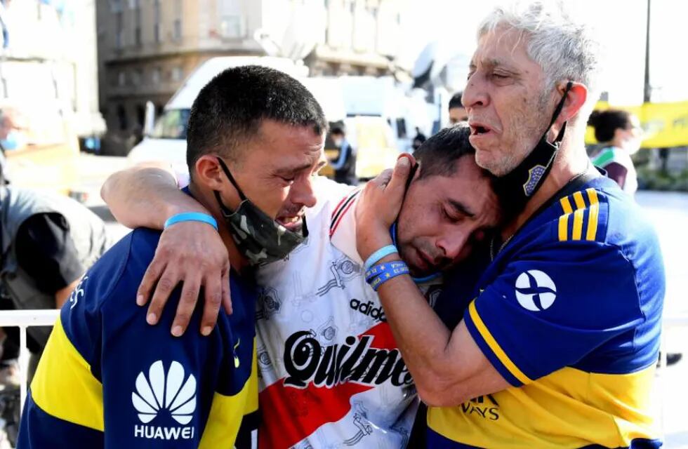 Inédito. Hinchas de Boca y River comparten el mismo dolor por el fallecimiento de Diego Maradona. / gentileza Infobae