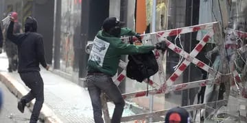 Un grupo de manifestantes destrozó con piedras y palos vidrieras, edificios públicos y vehículos estacionados en el centro de Buenos Aires.
