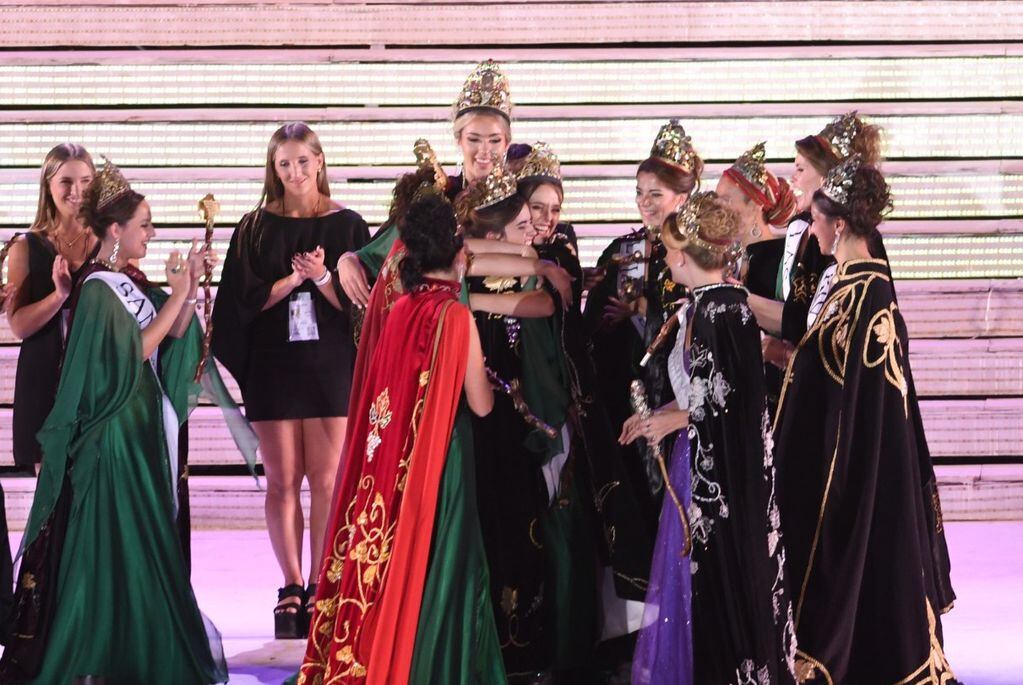 La nueva Reina, Ana Laura Verde, y la flamante Virreina, Gemina Navarro, se abrazan y sonrien emocionadas al ser electas como nuevas soberanas de la Vendimia. Foto: Marcelo Rolland / Los Andes