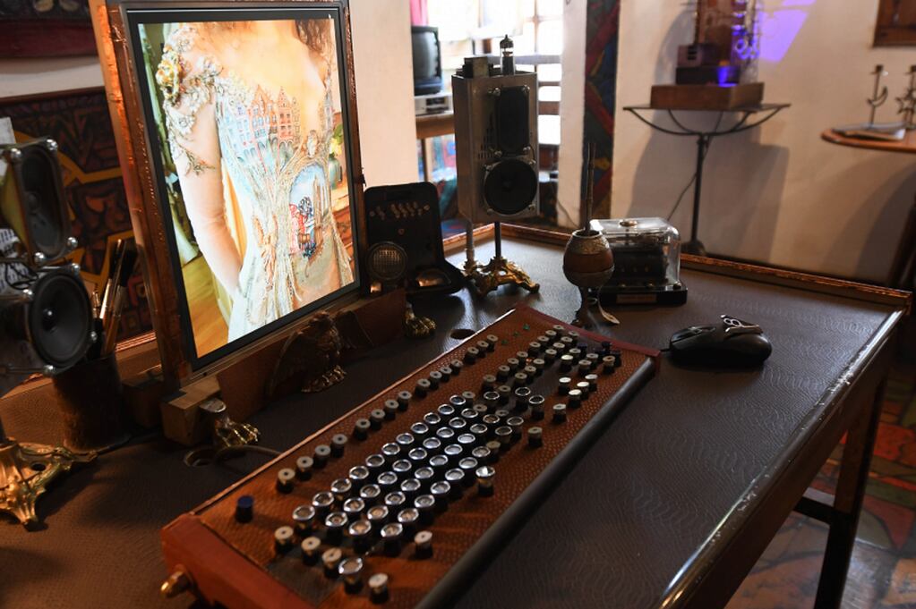 
Estilo steampunk. Hasta su computadora está creada desde el concepto que Gabriel explora: pantalla sin plástico y teclado como el de una máquina de escribir. | Marcelo Rolland / Los Andes
   